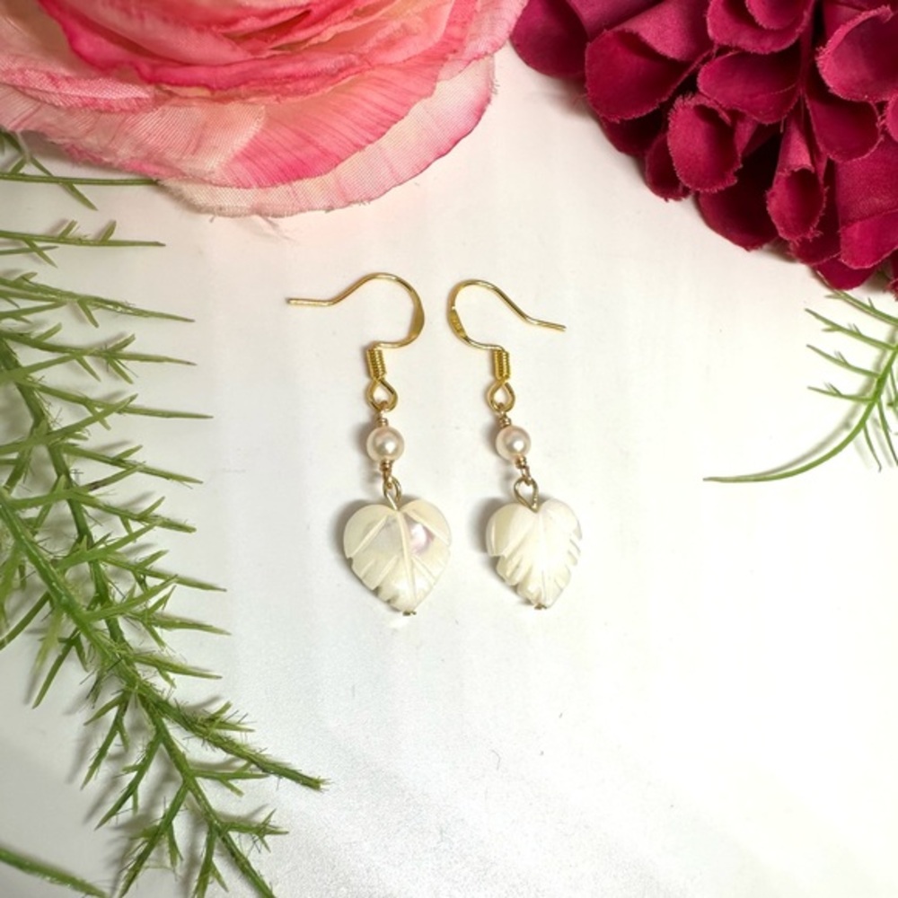 NEW⚜️925 Mother Of Pearl & Freshwater Pearl Carved Earrings